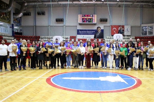 İzmir Büyükşehir Belediyesi Erkek Hentbol Takımından kadınlara 8 Mart jesti