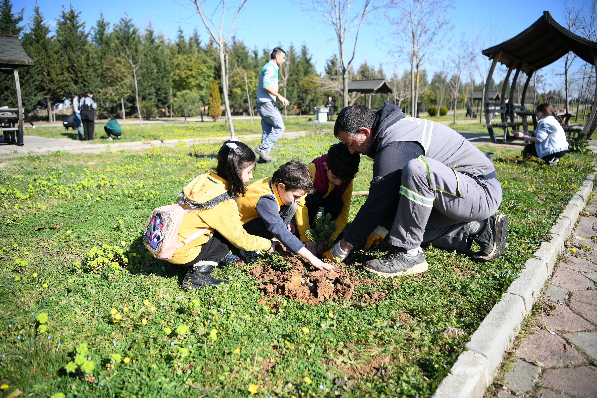 Demirsaç İlk ve Ortaokulu öğrencileri, fidanları toprakla buluşturdu