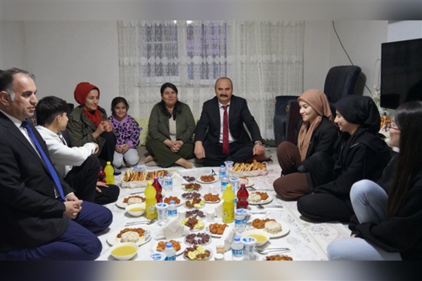 Batman Valisi Canalp ve eşi, Kalkan ailesinin iftar sofrasına konuk oldu