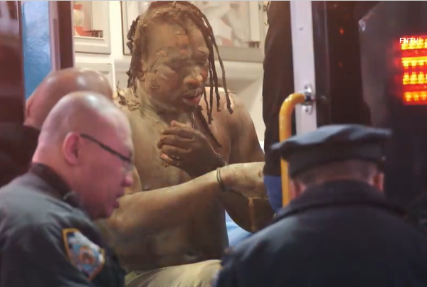 Times Meydanı’nda bir adam ateşe verildi