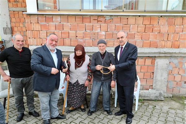 Vali Erol, 90 yaşındaki Yaşar Ateş’i evinde ziyaret etti