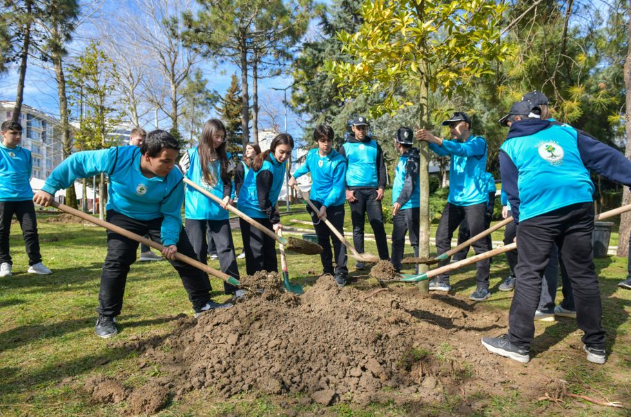 Esenyurt’ta gençler fidanları toprakla buluşturdu
