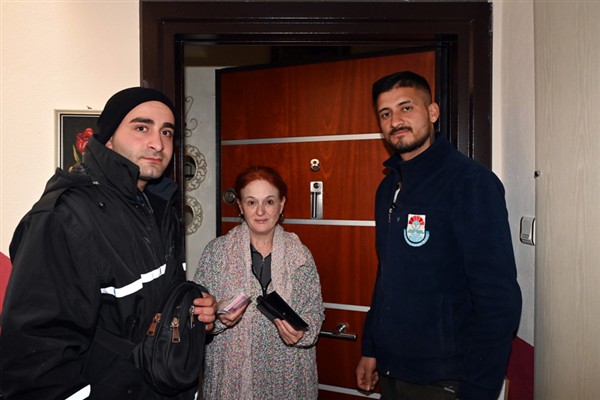 Yalova’da temizlik personellerinin bulduğu cüzdan sahibine teslim edildi
