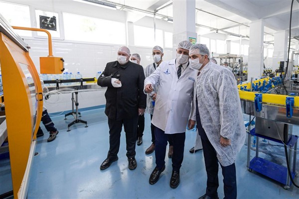 Başkan Tugay’dan Şaşal Su Fabrikası’na ziyaret