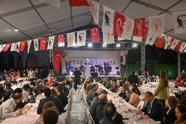 Bornova Belediyesi, Cumhuriyet Meydanı’nda iftar düzenledi