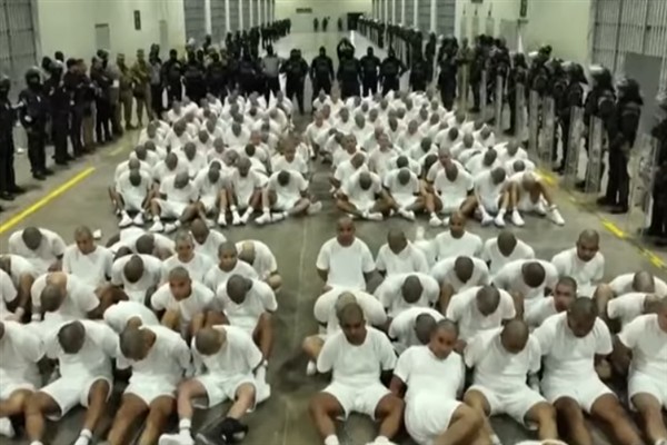 ABD, yüzlerce çete üyesi olduğu iddia edilen kişiyi El Salvador’a sınır dışı etti