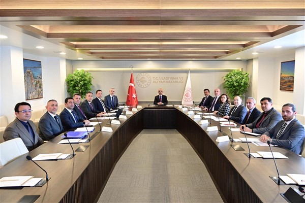 Karaman heyetinden, Ulaştırma ve Altyapı Bakanı Uraloğlu’na ziyaret