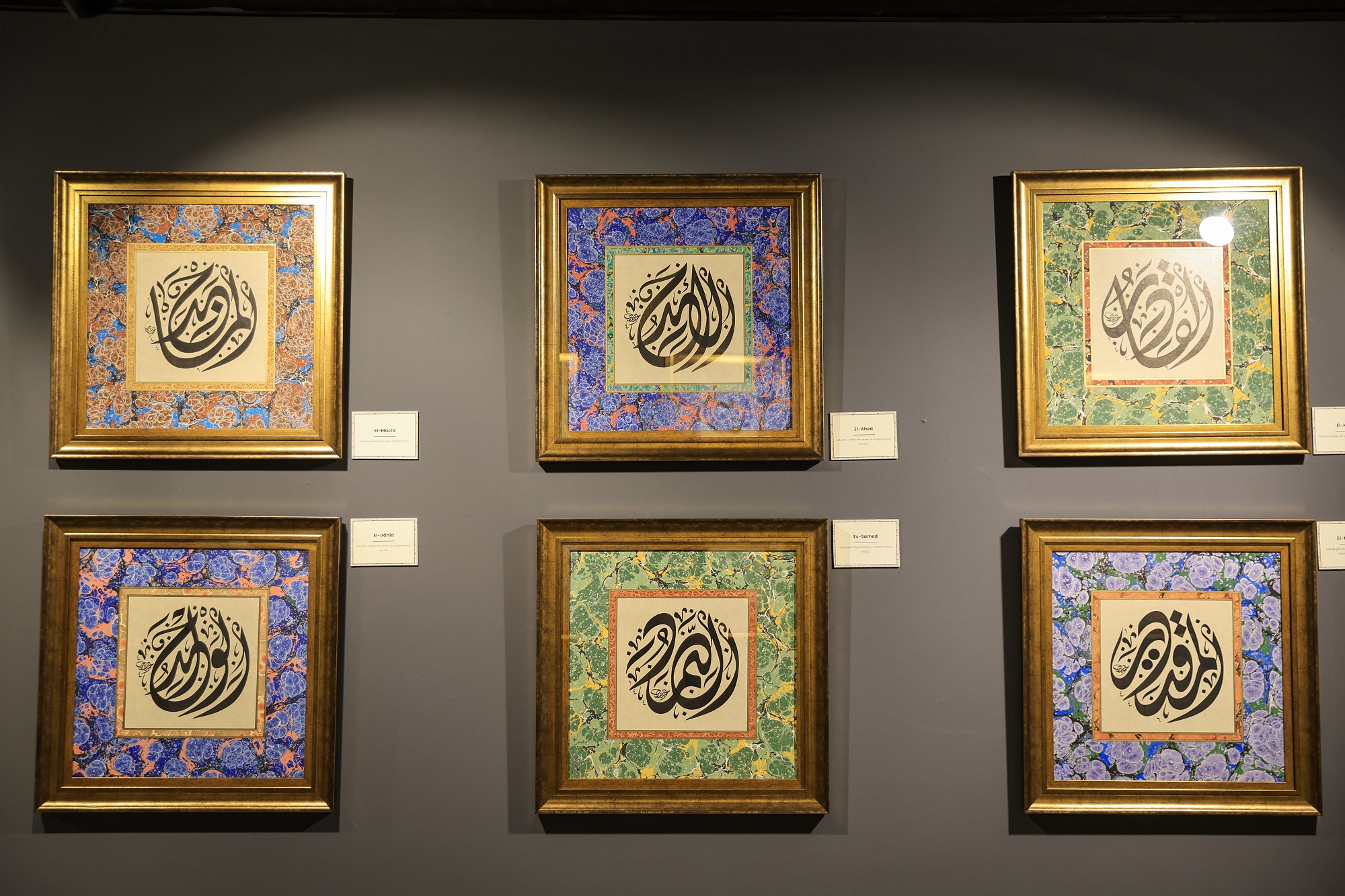 Türkiye’nin ilk divani hat tekniği ile yazılan Esma-i Hüsna sergisi açıldı