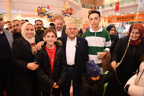 Büyükkılıç, Ramazan etkinliklerinde Kayserililerle bir araya geldi