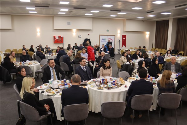 Başkan Hürriyet, meclis üyeleri ve ailelerini iftarda ağırladı
