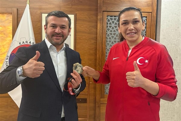 Milli boksör Elif Güneri, Başkan Çetinkaya’yı ziyaret etti