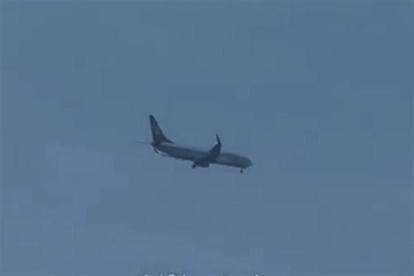 Yolcu uçağı, savaş uçağı ile çarpışmaktan son anda kurtuldu