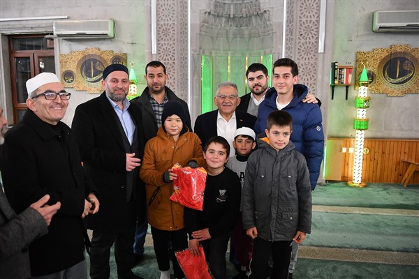 Başkan Büyükkılıç, namazın ardından çocuklarla bir araya geldi