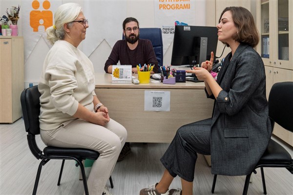 3 Mart Dünya Kulak ve İşitme Günü’nde işaret dili çevirmenleri hikayelerini anlattı