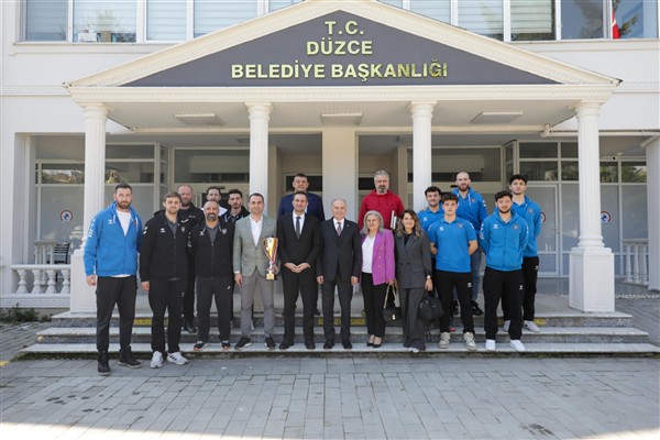 Düzce Belediyesi Spor Akademisi Voleybol Takımı’ndan Başkan Özlü’ye ziyaret