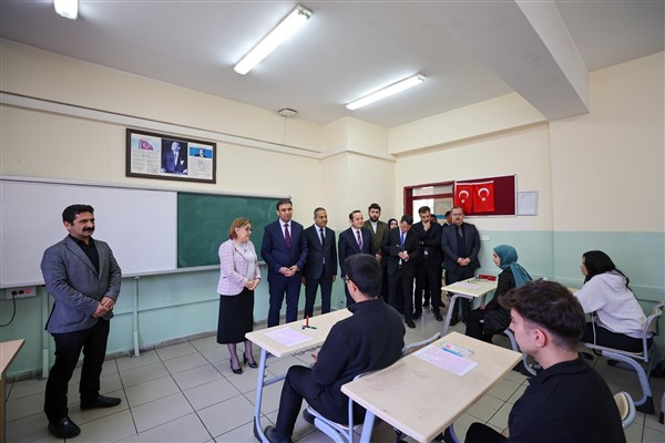 Gaziantep’te 8. ve 12. sınıf öğrencilerine deneme sınavı kitapçıkları dağıtıldı