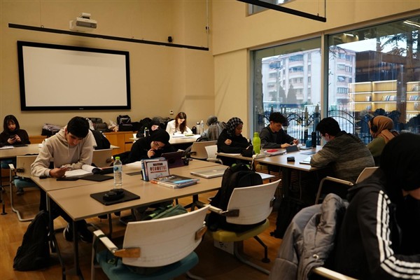 Öğrencilerden Başkan Özlü’ye ‘kütüphane’ teşekkürü