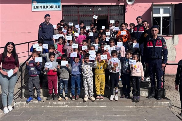 Eğil Kaymakamlığı, köy okulu öğrencilerinin bayramını kutladı