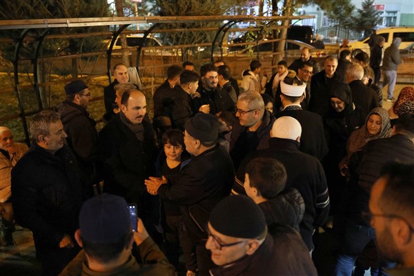 Başkan Altay iftar öncesi ve teravih sonrası vatandaşlarla bir araya geldi