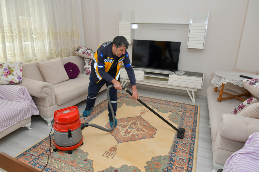 Esenyurt Belediyesi, yaşlı ve engelli vatandaşlara yönelik ev temizliği hizmeti verdi