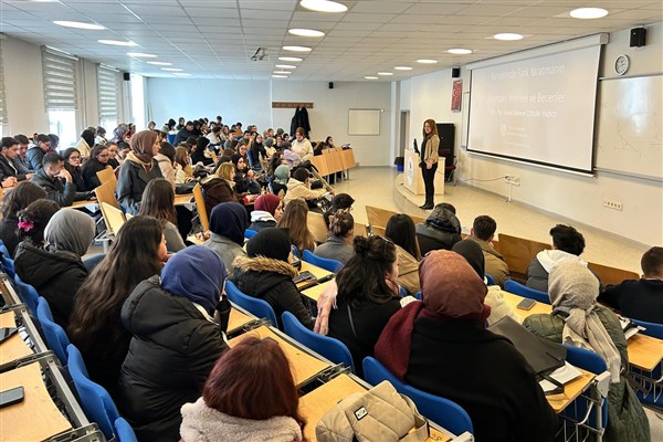 “Kariyerinde Fark Yaratmanın Anahtarı: Yetenek ve Beceriler” etkinliği yapıldı