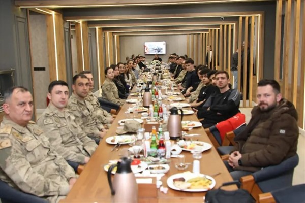 Erzincan Valisi Aydoğdu, İl Jandarma Komutanlığı’nda sahur yaptı