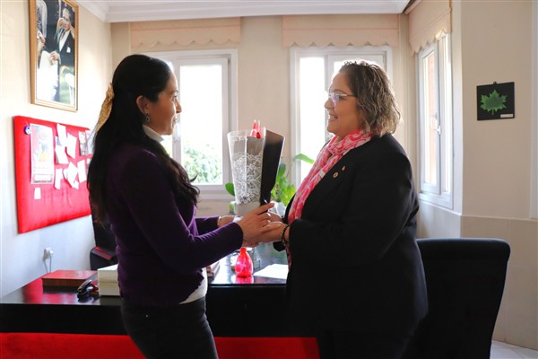 İzmit’te kadın muhtarlara çiçek takdim edildi