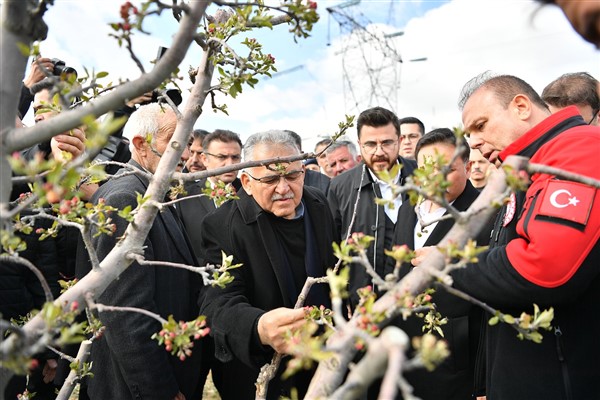 Başkan Büyükkılıç, zirai dondan etkilenen üreticileri ziyaret etti
