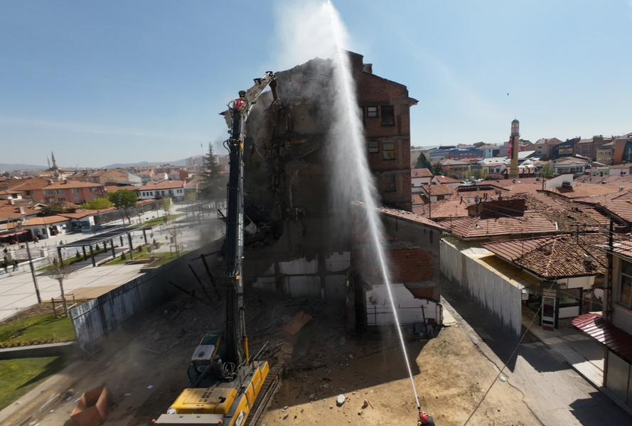 Çorum Belediyesi, Tarihi Şehir Meydanı’nda dönüşüm projesi başlattı
