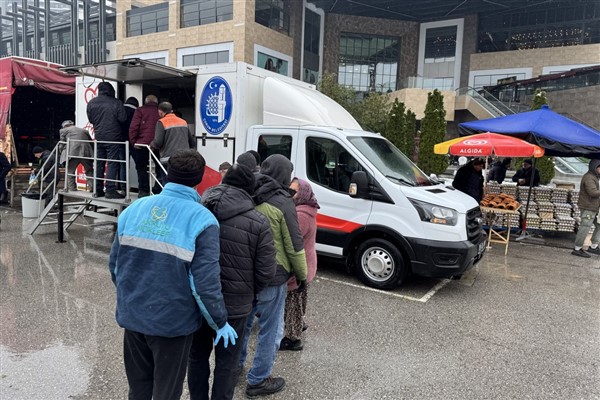 Çorum’da vatandaşlara sıcak çorba ikramını devam ediyor