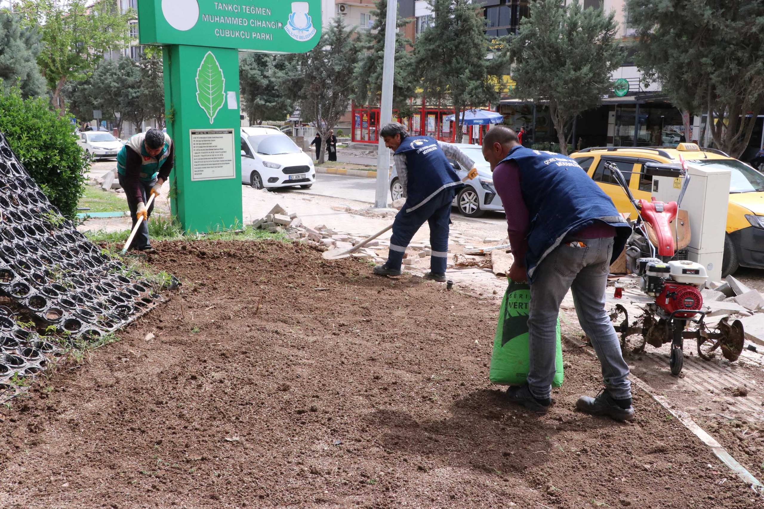 Haliliye Belediyesi, parklarda temizlik çalışmalarını sürdürüyor