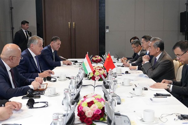 Çin Dışişleri Bakanı Wang Yi, Özbek ve Tacik mevkidaşlarıyla görüştü