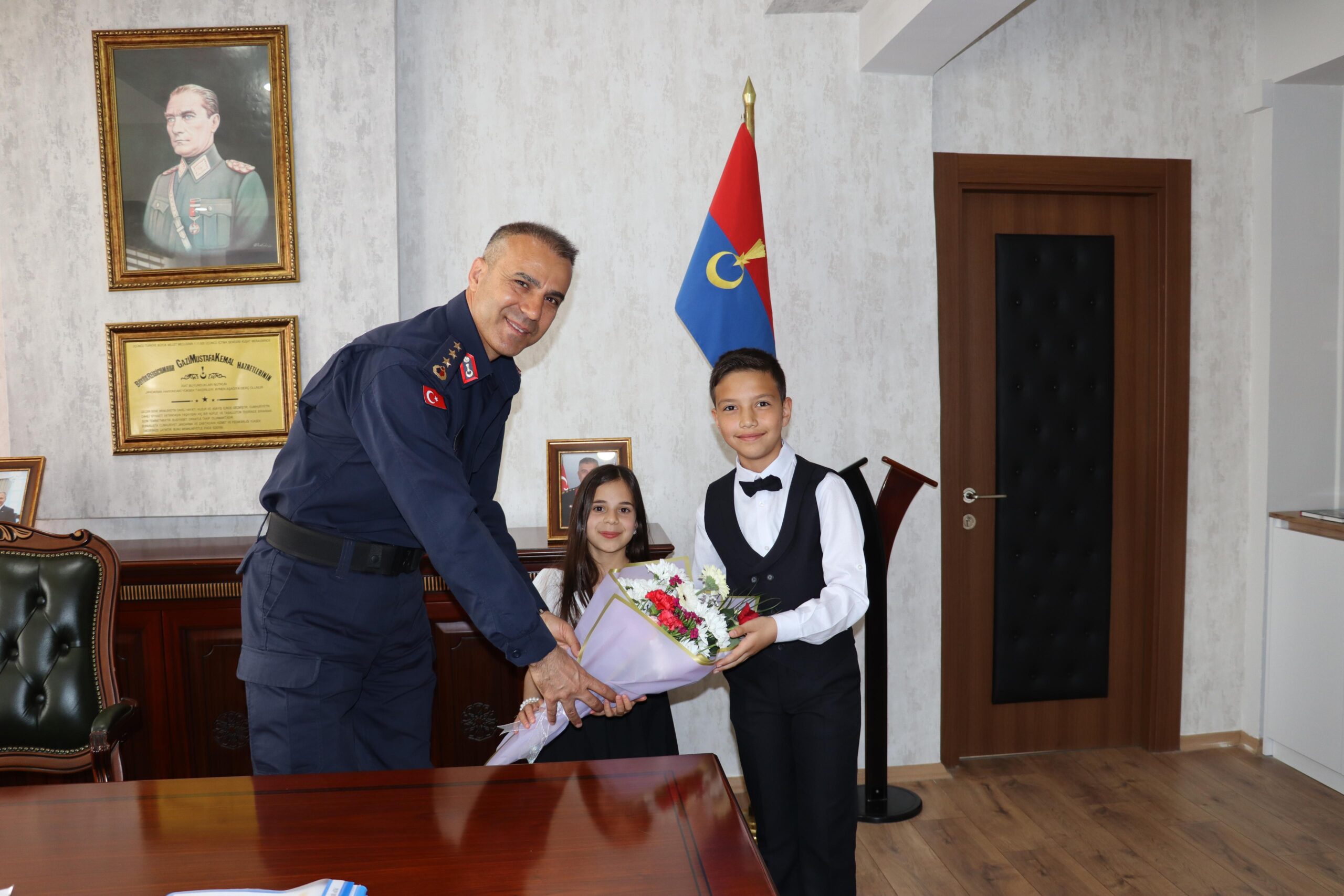 Öğrencilerden Karaman İl Jandarma Komutanı Saygılı’ya ziyaret