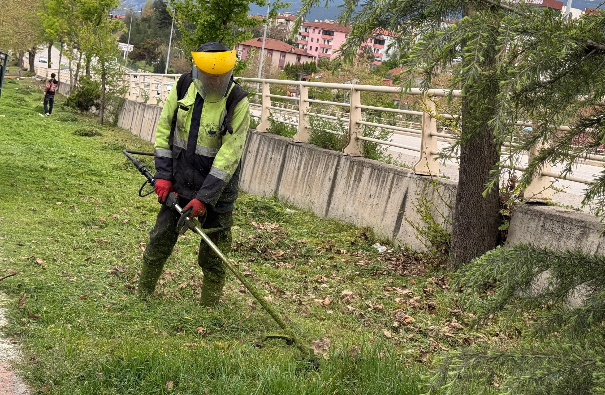 Karabük Belediyesi’nden yeşil alanlarda temizlik çalışmaları