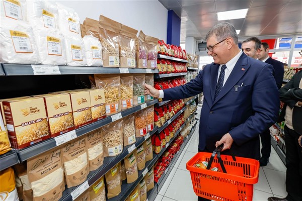 İzmir’in tanzim satış mağazası İZMAR adıyla yeniden açıldı