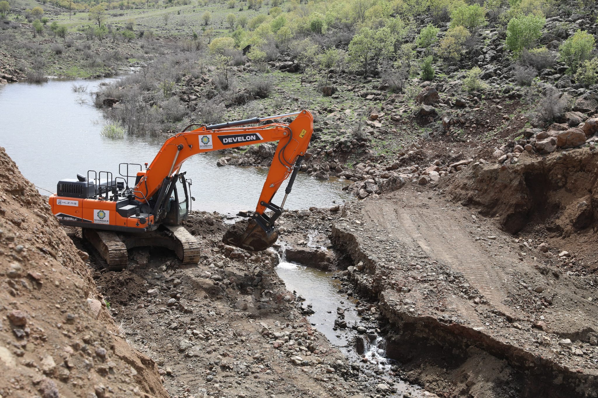 Diyarbakır Büyükşehir Belediyesi’nden gölet onarım çalışmaları