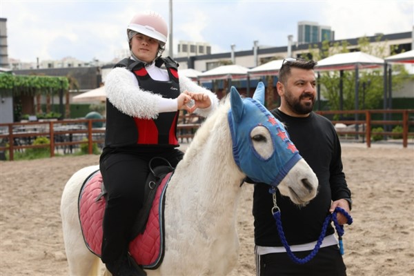 Engellilere terapi desteği