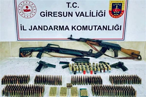 Giresun’da tüfek, tabanca ve yüzlerce fişek ele geçirildi