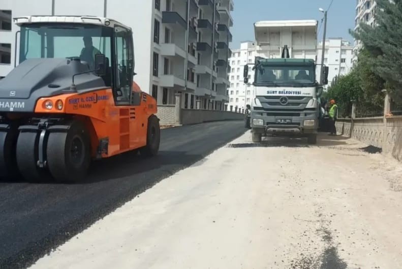 Siirt Belediyesi, kent merkezinde asfalt çalışmalarını aralıksız sürdürüyor