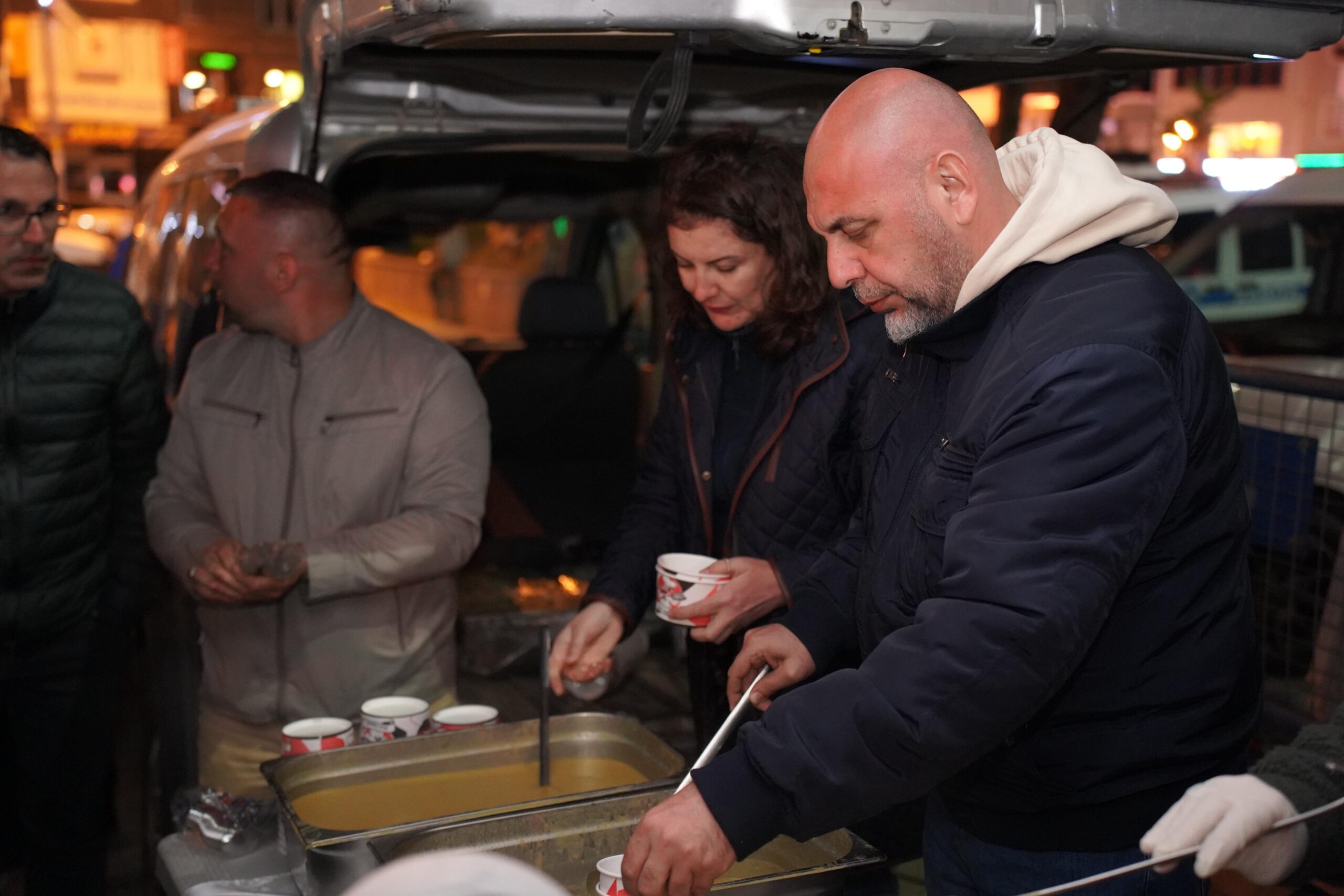 Orhangazi’de deprem dolayısıyla eve girmeyen vatandaşlara çorba ikramı yapıldı