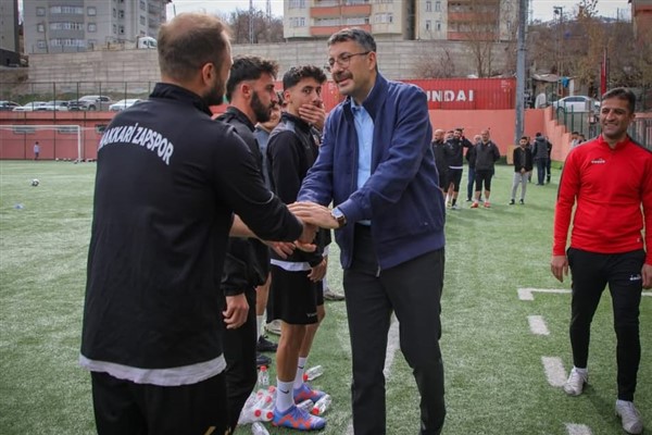 Hakkari Valisi Çelik’ten Zapspor futbolcularına bayram ziyareti
