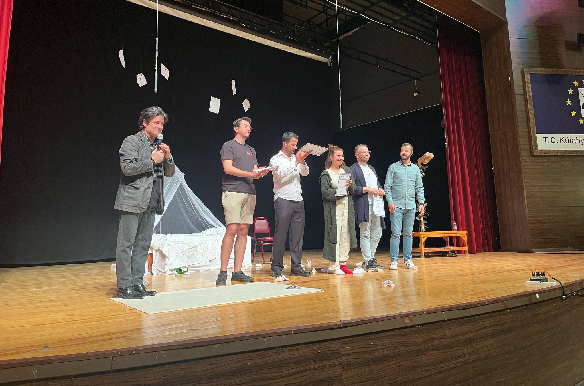 “Kırık Kalp Sendromu” adlı tiyatro oyunu seyirciyle buluştu