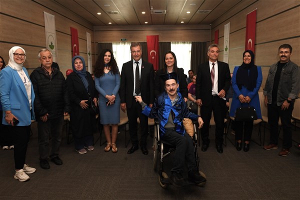 Özel gereksinimli Kıpçak, girdiği sınavları kazanarak diplomasını aldı