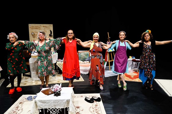 Aktif Yaşlı Merkezi tiyatrocuları Ahlar Ahacı ile sahnede