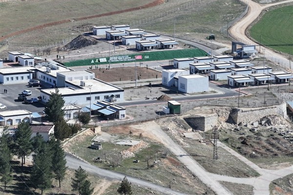 Vali Canalp, Batman Belediyesi Hayvan Bakım ve Rehabilitasyon Merkezi’ni inceledi