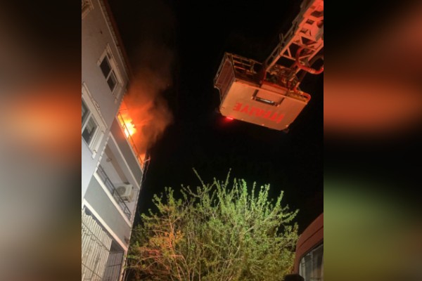 Hatay’da dört katlı bir binanın çatı katında yangın meydana geldi