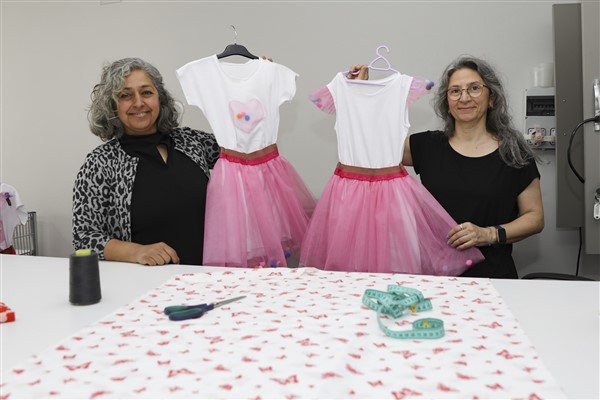 MERCEK’teki dikiş kursu kursiyerleri, çocuk kıyafeti dikti