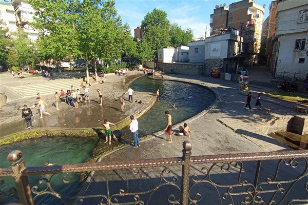 Diyarbakır’ın tarihi Anzelesi çocukların serinleme noktası oldu