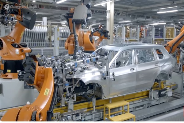 Trump, yerel üretilen otomobillerde yabancı parçalara uygulanan vergileri hafifletecek