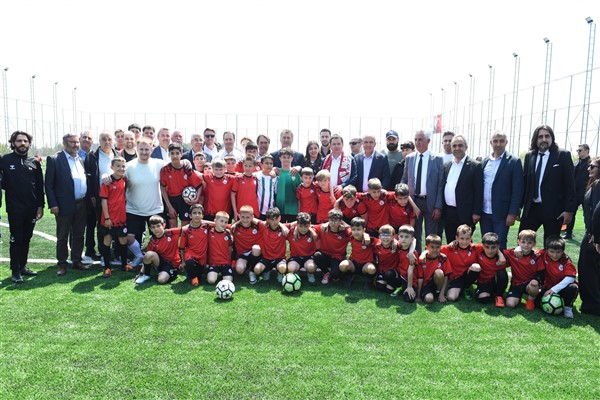 Gündoğdu Futbol Sahası hizmete açıldı